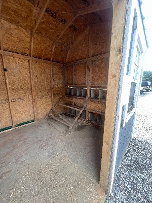 8x12’ Chicken Coop on the lot in Hartville - photo 4 of 4